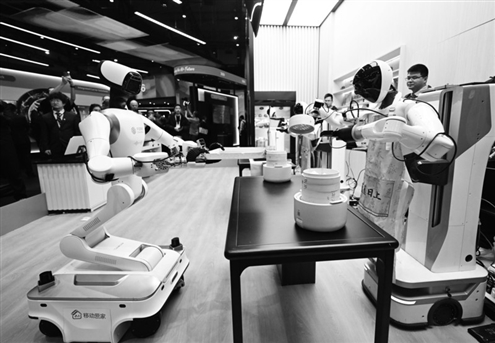 2026年3月2日,在西班牙巴塞罗那,人们在中国移动展台参观厨房机器人。新华社发